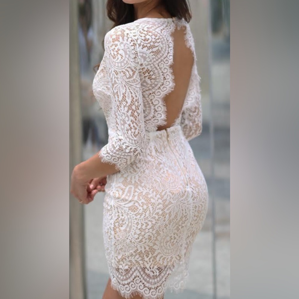 Women’s sz Med White & Nude Long Sleeve Lace Dress w/ Plunging Neckline & back